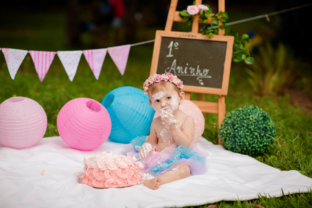 O ensaio Smash the Cake da Isabela foi delicioso e encantador. 

Uma linda recordação desse dia especial! A Isa se divertiu e se lambuzou todinha com o bolo e o melhor, teve a hora do banho depois! Água quentinha na bacia! 

Tem brincadeira mais gostosa?!