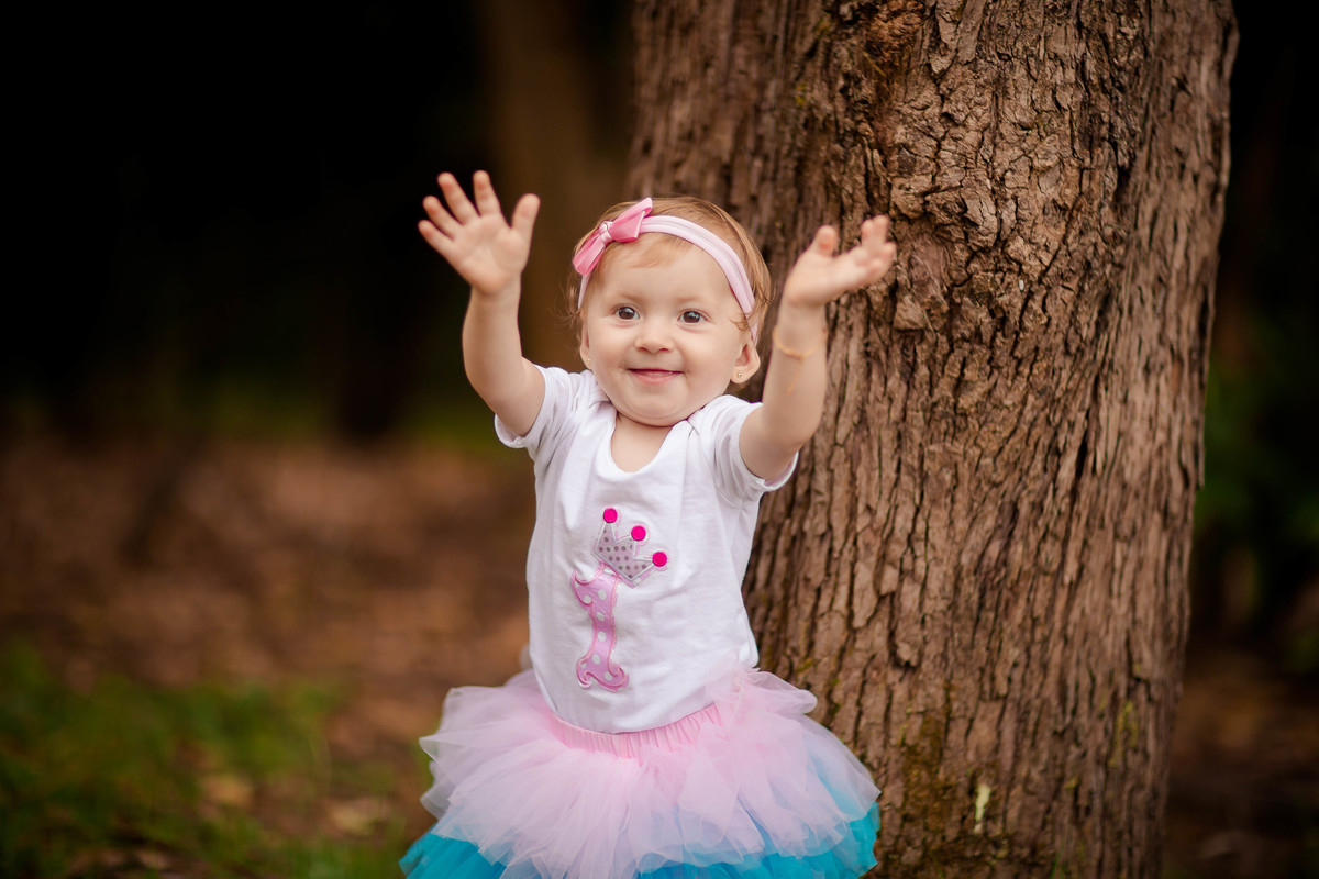 O ensaio Smash the Cake da Isabela foi delicioso e encantador. 

Uma linda recordação desse dia especial! A Isa se divertiu e se lambuzou todinha com o bolo e o melhor, teve a hora do banho depois! Água quentinha na bacia! 

Tem brincadeira mais gostosa?!