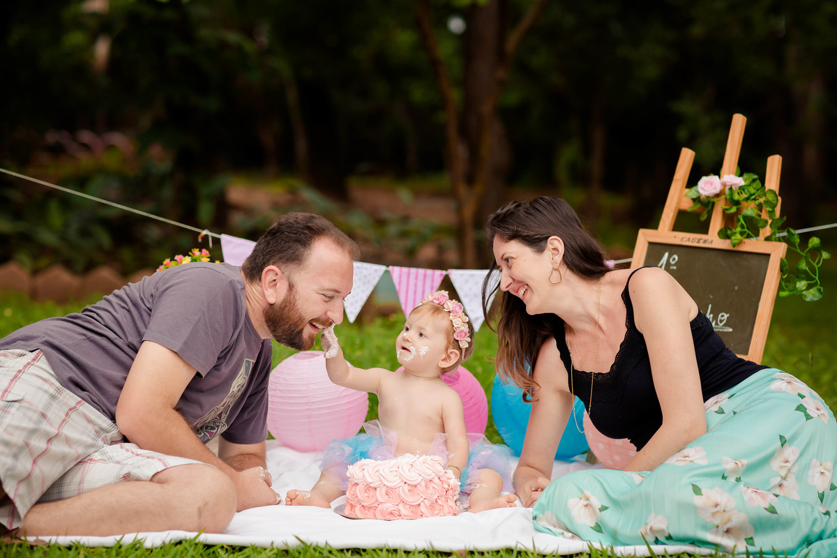 O ensaio Smash the Cake da Isabela foi delicioso e encantador. 

Uma linda recordação desse dia especial! A Isa se divertiu e se lambuzou todinha com o bolo e o melhor, teve a hora do banho depois! Água quentinha na bacia! 

Tem brincadeira mais gostosa?!