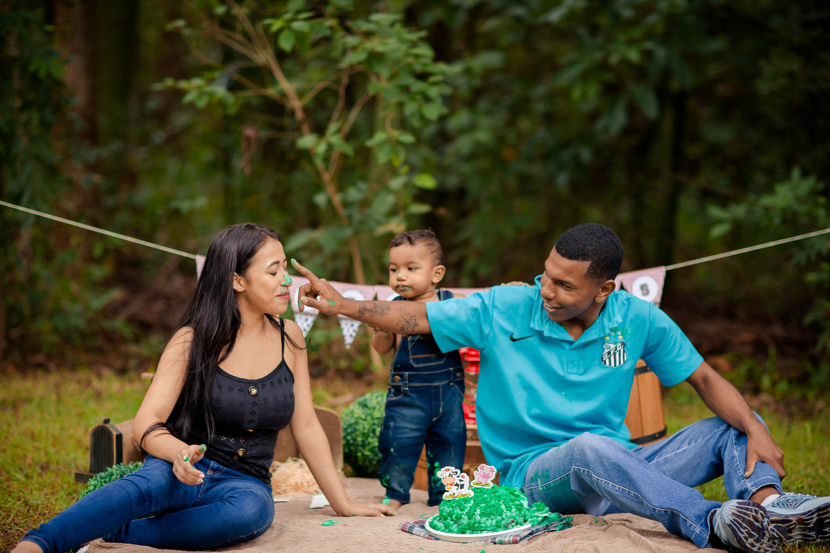 Pra comemorar o primeiro aninho do Henry fizemos seu ensaio Smash the cake com o tema de fazendinha. Henry é um fofo e se divertiu muito na sua sessão de fotos!! 