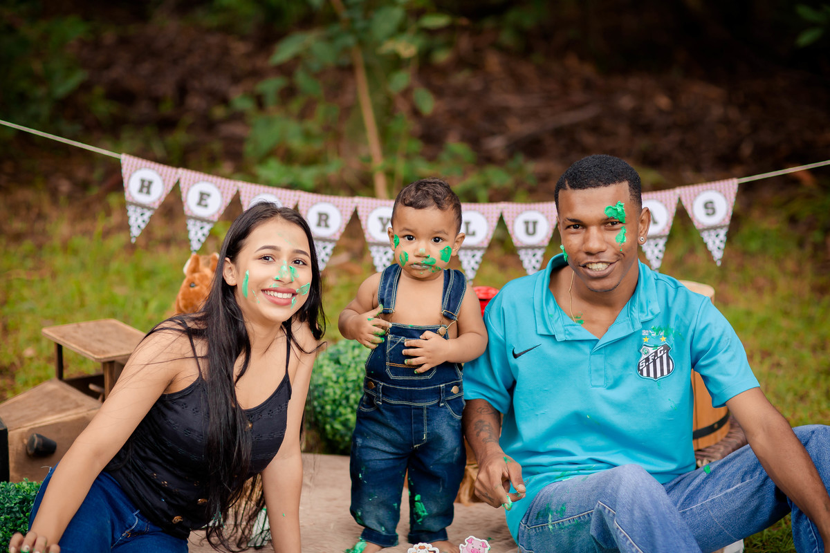 Pra comemorar o primeiro aninho do Henry fizemos seu ensaio Smash the cake com o tema de fazendinha. Henry é um fofo e se divertiu muito na sua sessão de fotos!! 