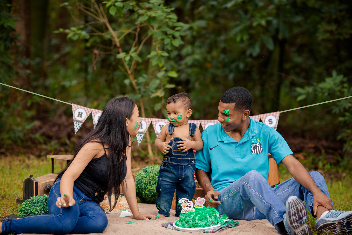 Pra comemorar o primeiro aninho do Henry fizemos seu ensaio Smash the cake com o tema de fazendinha. Henry é um fofo e se divertiu muito na sua sessão de fotos!! 