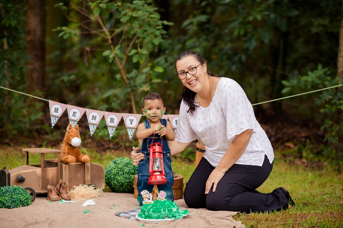 Pra comemorar o primeiro aninho do Henry fizemos seu ensaio Smash the cake com o tema de fazendinha. Henry é um fofo e se divertiu muito na sua sessão de fotos!! 