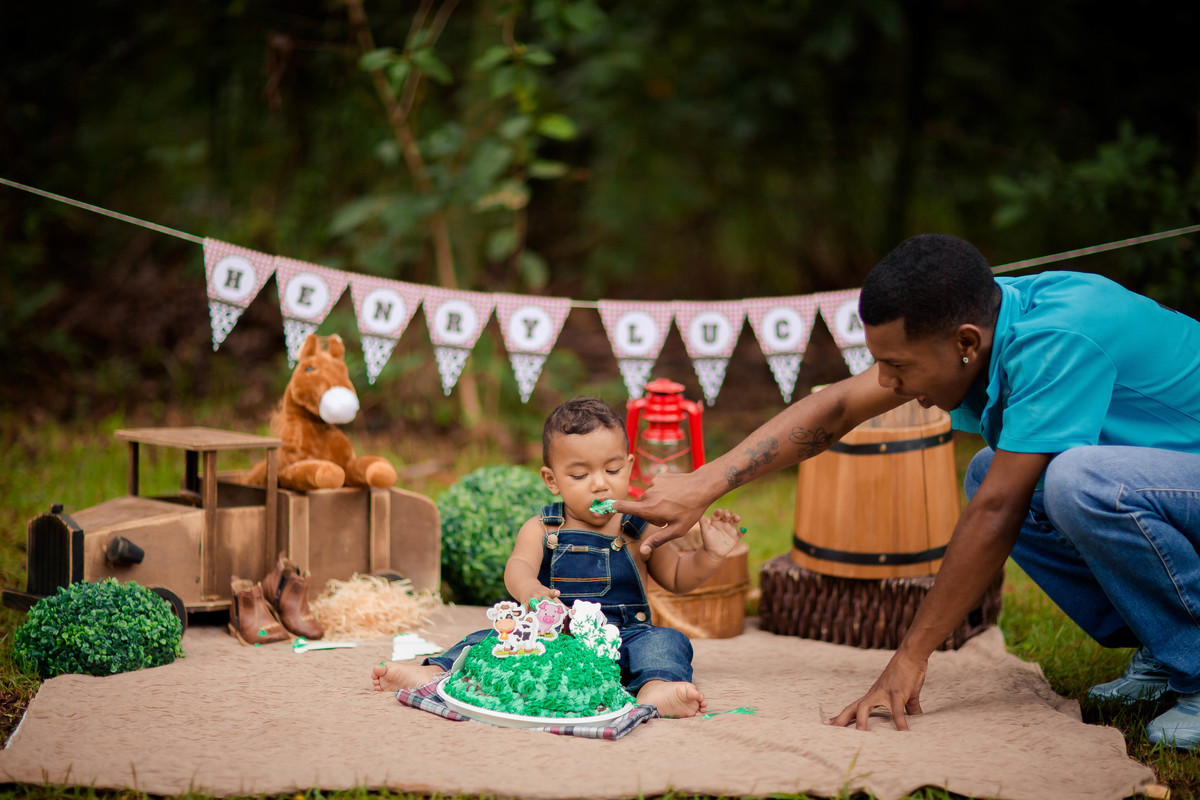 Pra comemorar o primeiro aninho do Henry fizemos seu ensaio Smash the cake com o tema de fazendinha. Henry é um fofo e se divertiu muito na sua sessão de fotos!! 