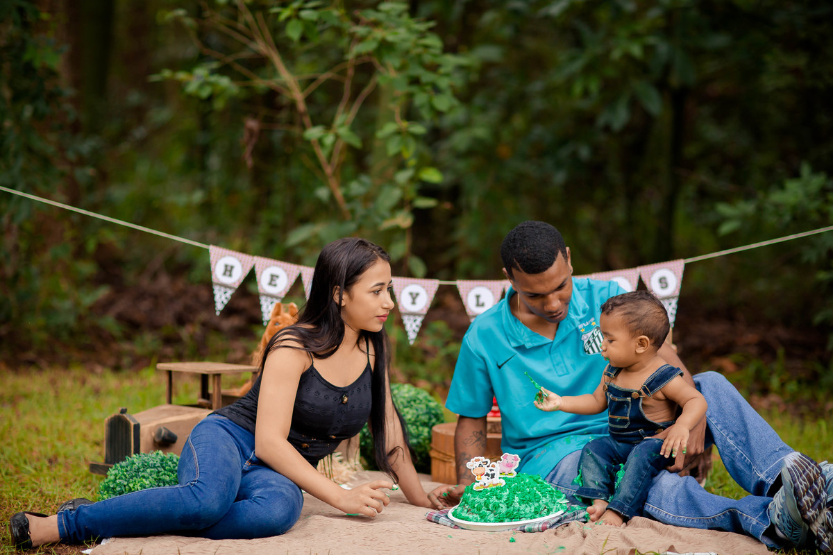 Pra comemorar o primeiro aninho do Henry fizemos seu ensaio Smash the cake com o tema de fazendinha. Henry é um fofo e se divertiu muito na sua sessão de fotos!! 
