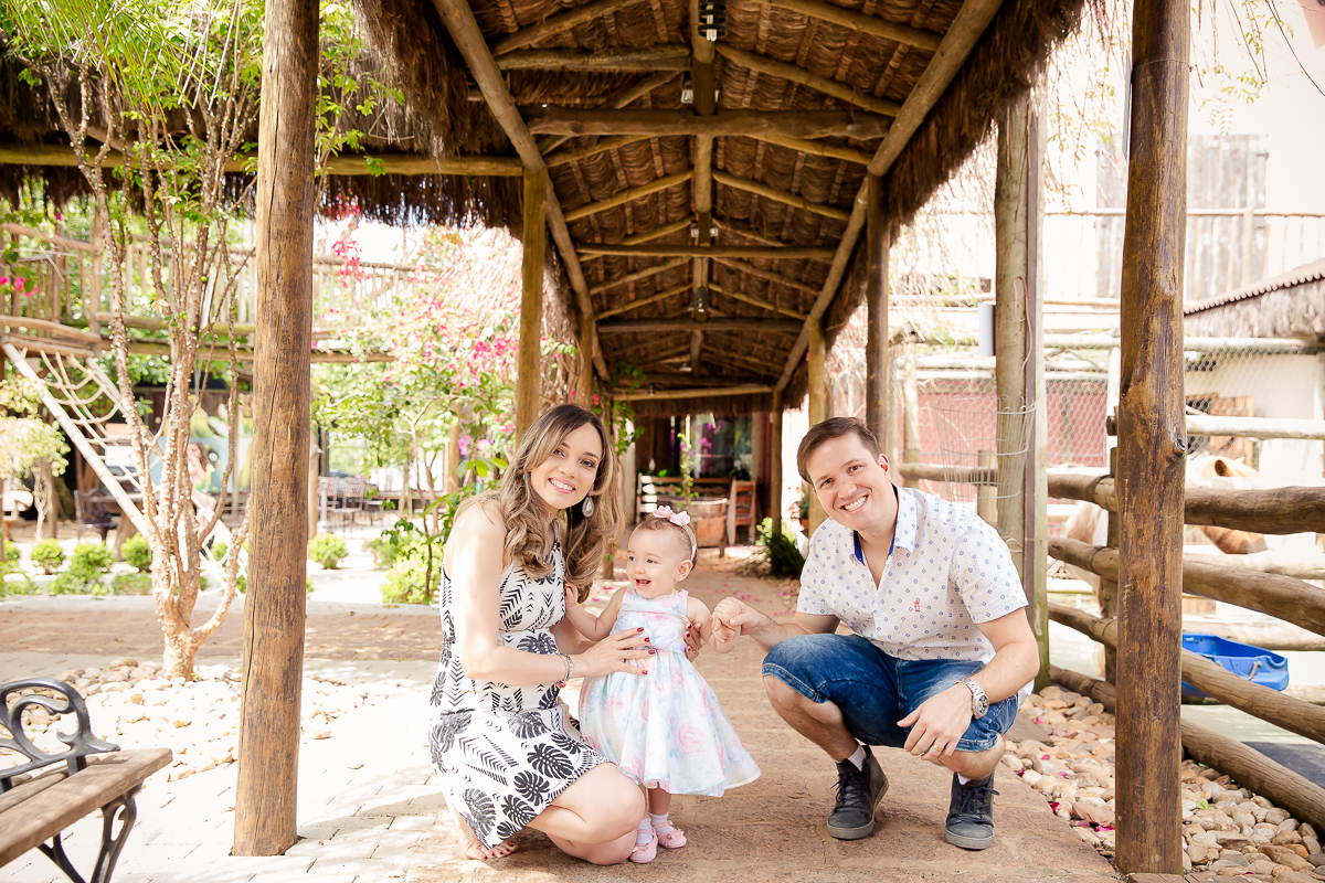 Papais posando para foto com a Rebeca