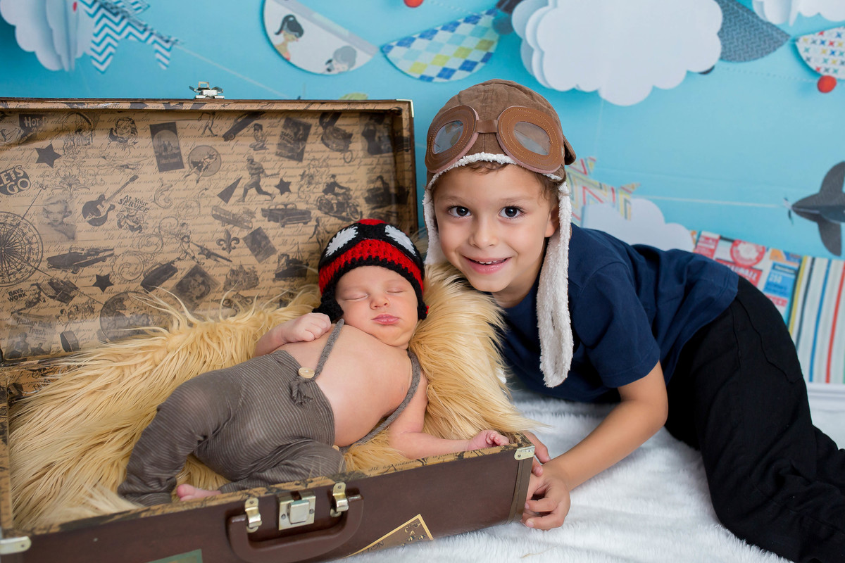 O ensaio newborn do Luiz Felipe  aconteceu quando ele estava com 9 dias! No ensaio tivemos a participação do Henrique, que foi promovido a irmão mais velho! Como eu amo ver os irmãos juntinhos é de derreter todo o coração ver tanto amor através das fotos