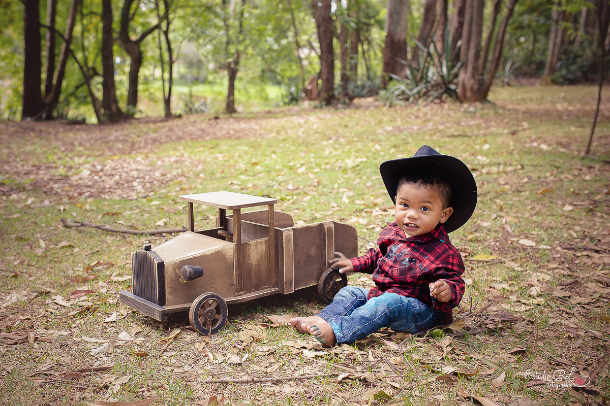 miguel fazendo charme com o caminhãozinho