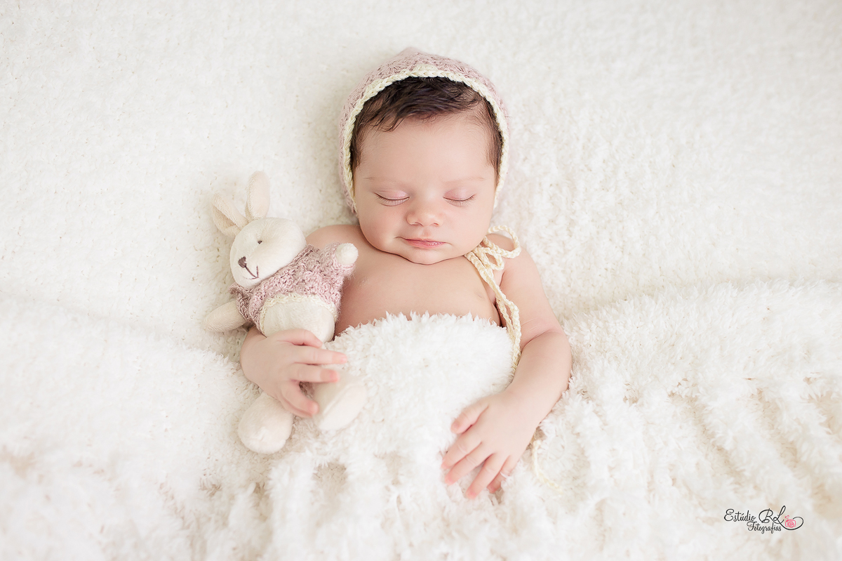 Melissa com toquinha e ursinho