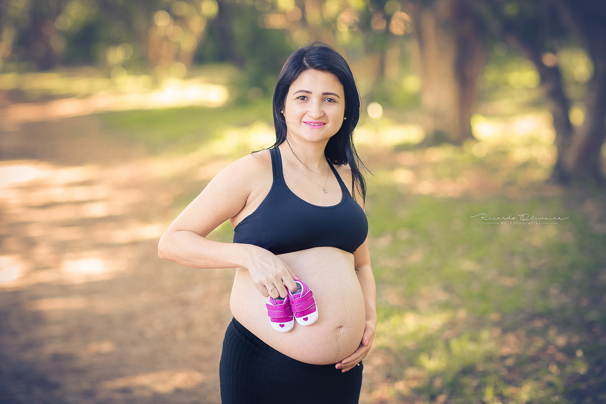 Mamãe segurando sapatinho da bebê