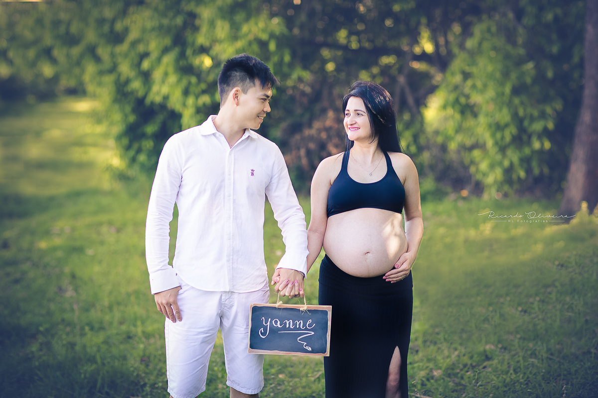 Papai e mamãe segurando o nome da filha Yanne