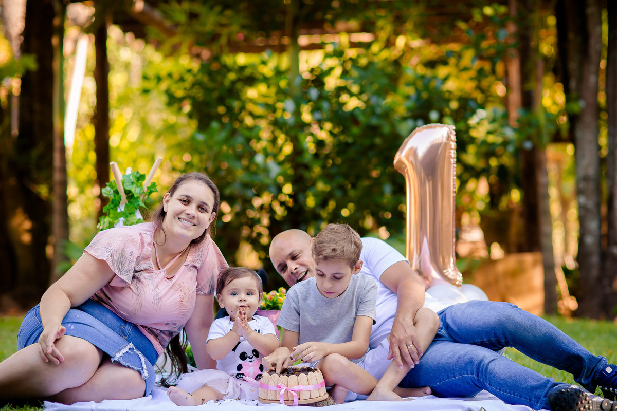 Como o tempo passa, parece que foi ontem que recebemos a noticia que a Manu estava chegando ao mundo. Agora tivemos o privilégio de fazer seu ensaio smash the cake em comemoração ao seu primeiro aninho. O tema do ensaio foi ursinho panda rosa, 