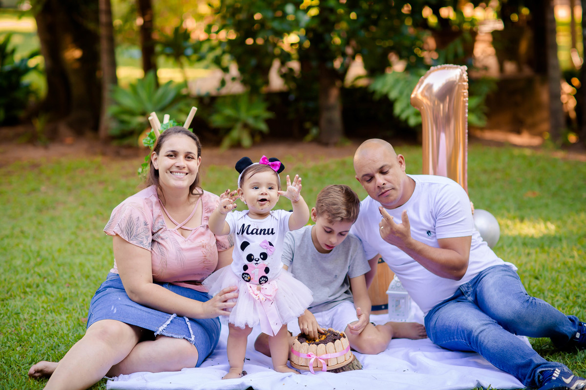 Como o tempo passa, parece que foi ontem que recebemos a noticia que a Manu estava chegando ao mundo. Agora tivemos o privilégio de fazer seu ensaio smash the cake em comemoração ao seu primeiro aninho. O tema do ensaio foi ursinho panda rosa, 