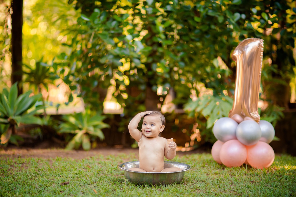 Como o tempo passa, parece que foi ontem que recebemos a noticia que a Manu estava chegando ao mundo. Agora tivemos o privilégio de fazer seu ensaio smash the cake em comemoração ao seu primeiro aninho. O tema do ensaio foi ursinho panda rosa, 