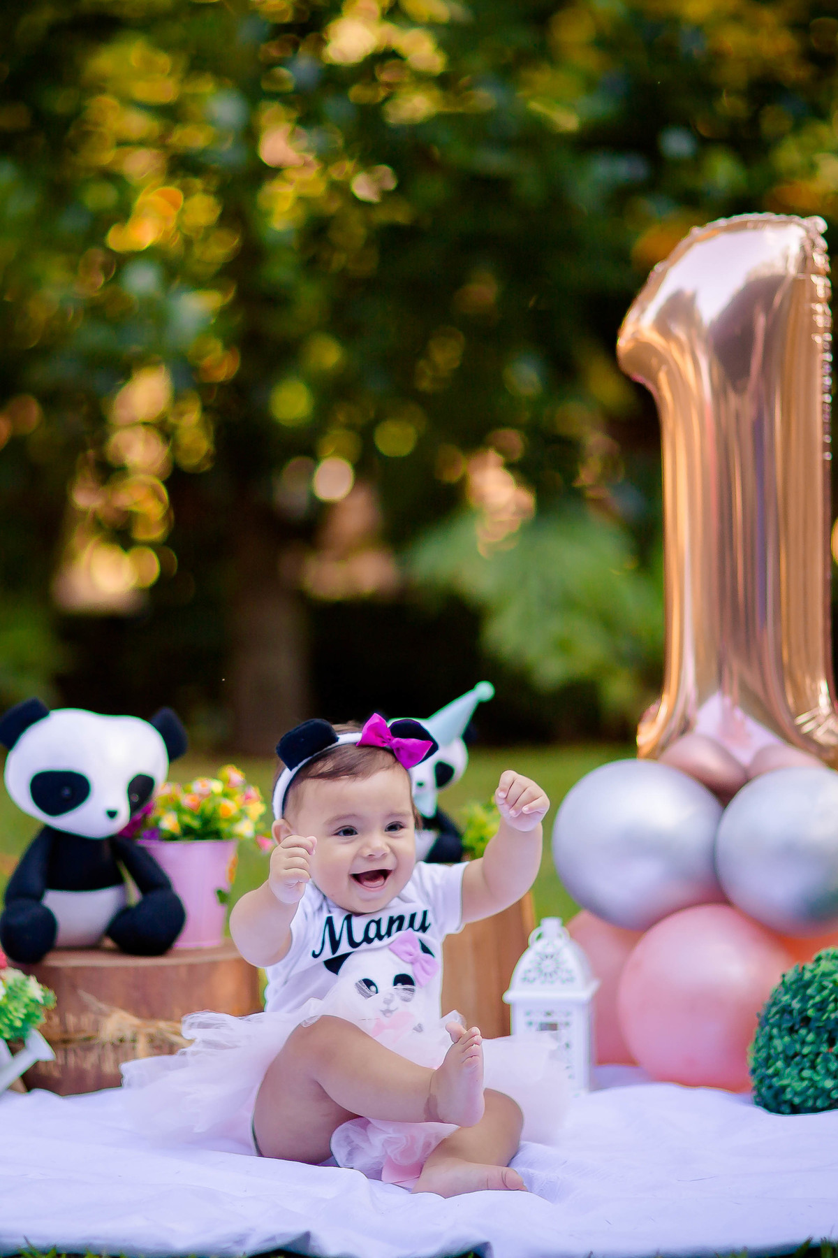 Como o tempo passa, parece que foi ontem que recebemos a noticia que a Manu estava chegando ao mundo. Agora tivemos o privilégio de fazer seu ensaio smash the cake em comemoração ao seu primeiro aninho. O tema do ensaio foi ursinho panda rosa, 
