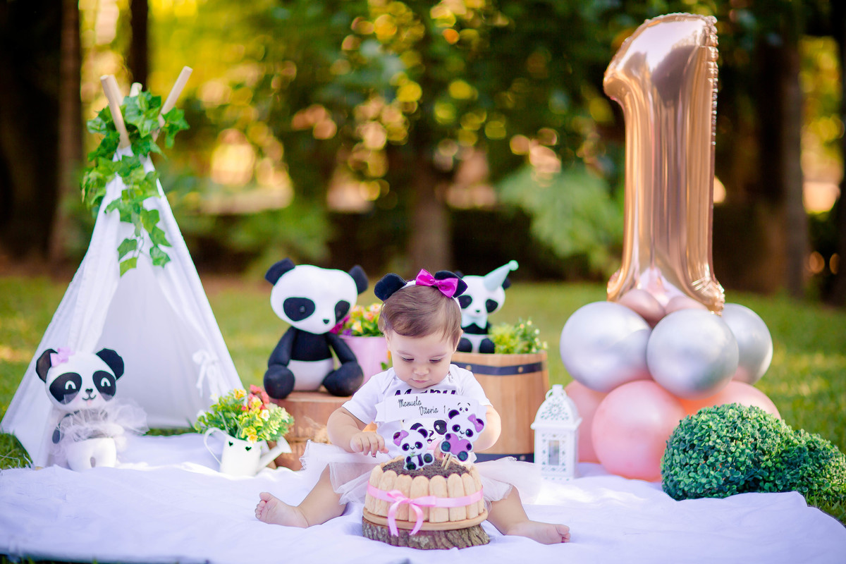 Como o tempo passa, parece que foi ontem que recebemos a noticia que a Manu estava chegando ao mundo. Agora tivemos o privilégio de fazer seu ensaio smash the cake em comemoração ao seu primeiro aninho. O tema do ensaio foi ursinho panda rosa, 