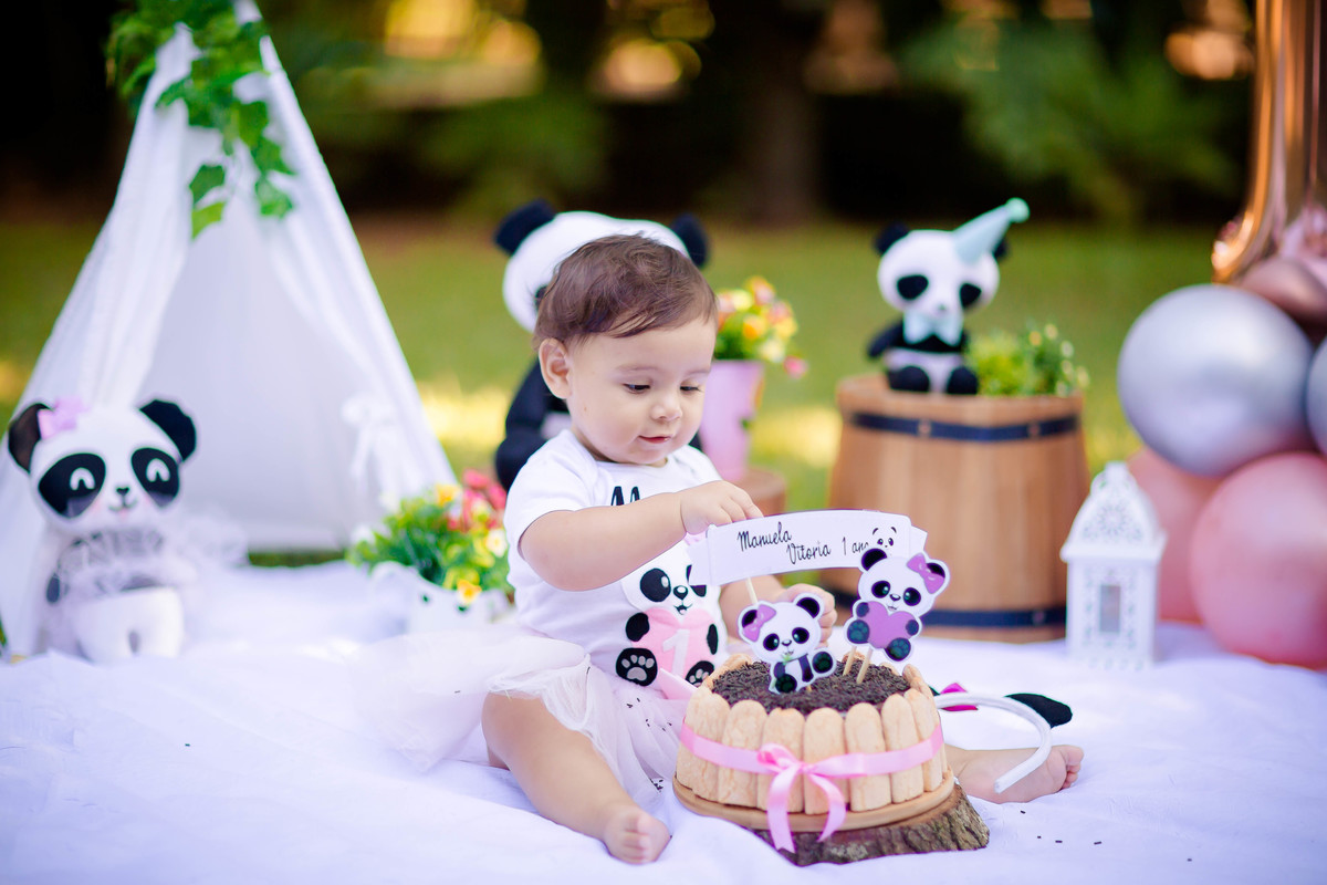 Como o tempo passa, parece que foi ontem que recebemos a noticia que a Manu estava chegando ao mundo. Agora tivemos o privilégio de fazer seu ensaio smash the cake em comemoração ao seu primeiro aninho. O tema do ensaio foi ursinho panda rosa, 