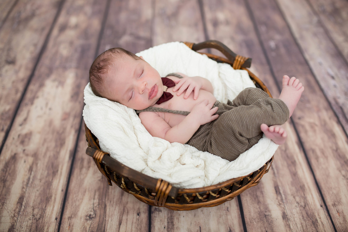 O Gael chegou para completar a família…

Pudemos acompanhar de perto a ansiedade para a chegada desse pequeno milagre, e no dia da Sessão Newborn, estava estampada a felicidade no rosto de toda a família.

O Gael Davi é um bebê muito tranquilo