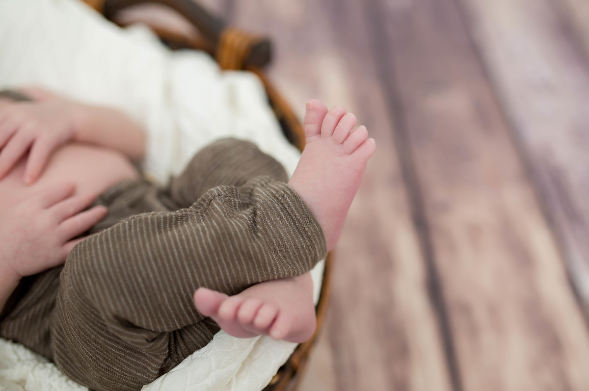 O Gael chegou para completar a família…

Pudemos acompanhar de perto a ansiedade para a chegada desse pequeno milagre, e no dia da Sessão Newborn, estava estampada a felicidade no rosto de toda a família.

O Gael Davi é um bebê muito tranquilo