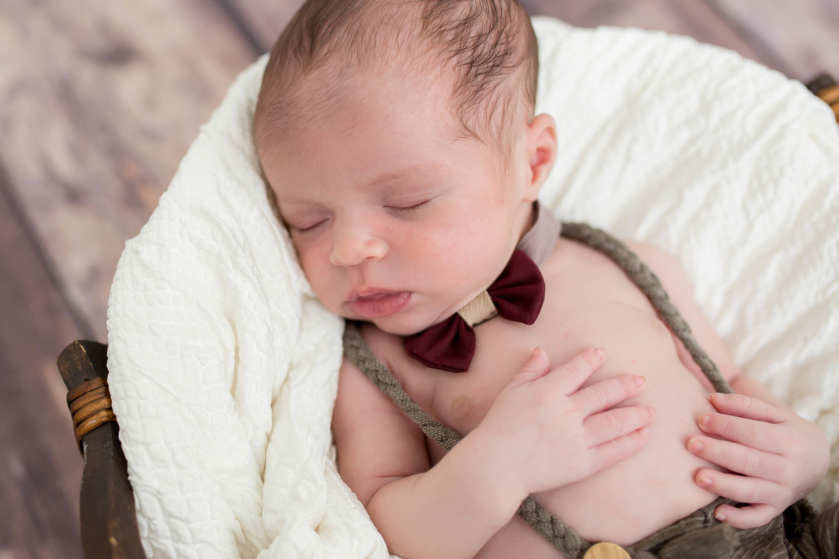 O Gael chegou para completar a família…

Pudemos acompanhar de perto a ansiedade para a chegada desse pequeno milagre, e no dia da Sessão Newborn, estava estampada a felicidade no rosto de toda a família.

O Gael Davi é um bebê muito tranquilo