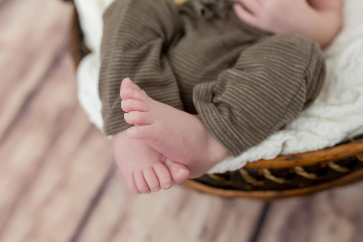 O Gael chegou para completar a família…

Pudemos acompanhar de perto a ansiedade para a chegada desse pequeno milagre, e no dia da Sessão Newborn, estava estampada a felicidade no rosto de toda a família.

O Gael Davi é um bebê muito tranquilo