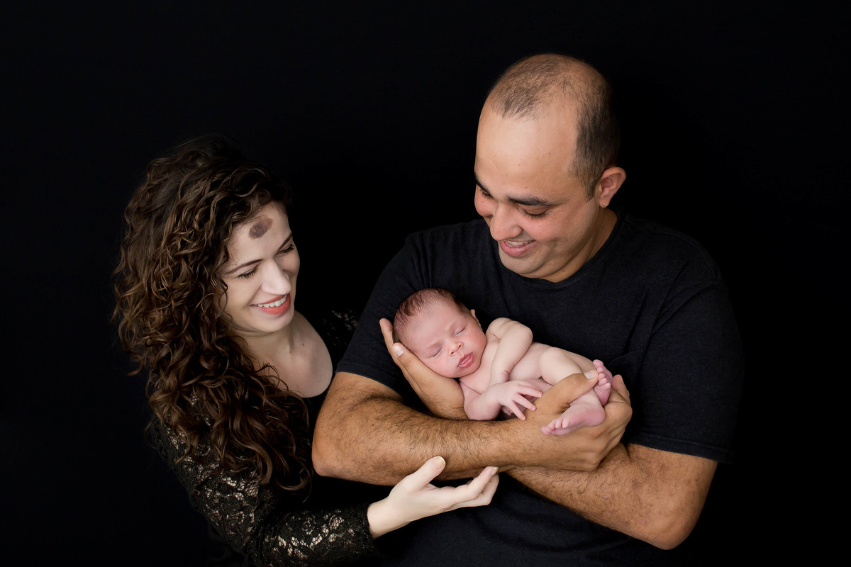 O Gael chegou para completar a família…

Pudemos acompanhar de perto a ansiedade para a chegada desse pequeno milagre, e no dia da Sessão Newborn, estava estampada a felicidade no rosto de toda a família.

O Gael Davi é um bebê muito tranquilo