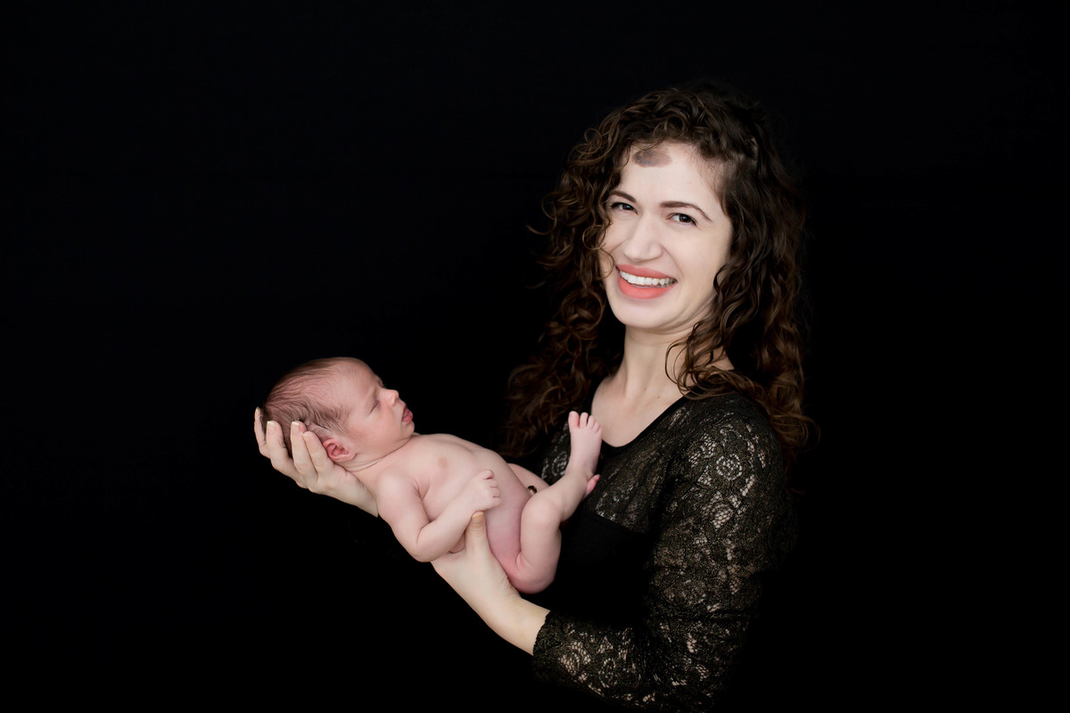 O Gael chegou para completar a família…

Pudemos acompanhar de perto a ansiedade para a chegada desse pequeno milagre, e no dia da Sessão Newborn, estava estampada a felicidade no rosto de toda a família.

O Gael Davi é um bebê muito tranquilo