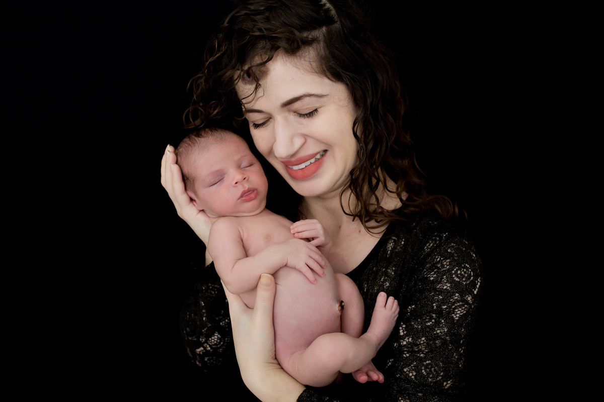 O Gael chegou para completar a família…

Pudemos acompanhar de perto a ansiedade para a chegada desse pequeno milagre, e no dia da Sessão Newborn, estava estampada a felicidade no rosto de toda a família.

O Gael Davi é um bebê muito tranquilo