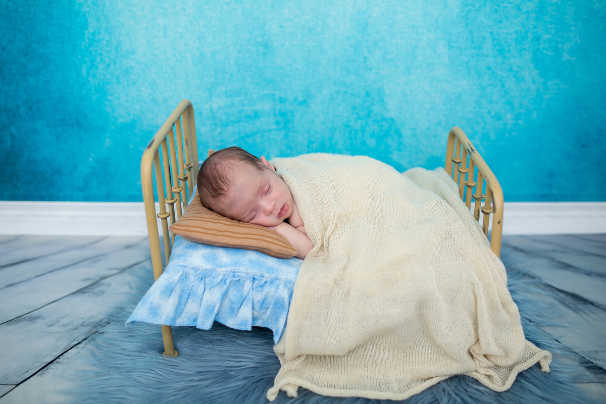 O Gael chegou para completar a família…

Pudemos acompanhar de perto a ansiedade para a chegada desse pequeno milagre, e no dia da Sessão Newborn, estava estampada a felicidade no rosto de toda a família.

O Gael Davi é um bebê muito tranquilo