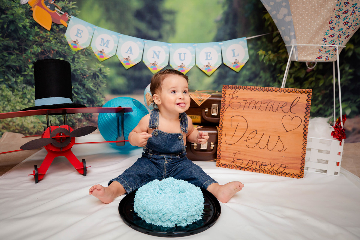 Pense no ensaio divertido!!!

Assim foi a sessão de Smash the Cake do Emanuel para comemorar o seu primeiro aninho!! O tema escolhido foi mundo bita, Emanuel é um fofo e tem um sorriso encantador....agora pense na hora de esmagar o bolo a bagunça que foi 