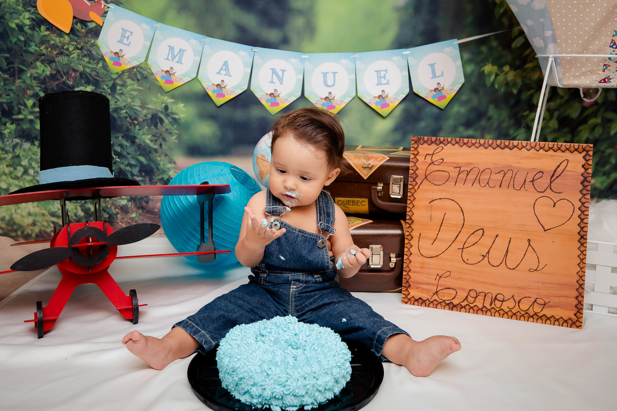 Pense no ensaio divertido!!!

Assim foi a sessão de Smash the Cake do Emanuel para comemorar o seu primeiro aninho!! O tema escolhido foi mundo bita, Emanuel é um fofo e tem um sorriso encantador....agora pense na hora de esmagar o bolo a bagunça que foi 