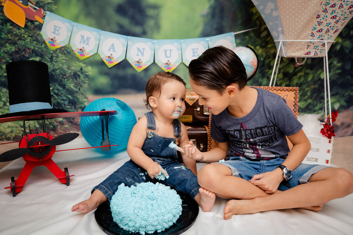 Pense no ensaio divertido!!!

Assim foi a sessão de Smash the Cake do Emanuel para comemorar o seu primeiro aninho!! O tema escolhido foi mundo bita, Emanuel é um fofo e tem um sorriso encantador....agora pense na hora de esmagar o bolo a bagunça que foi 