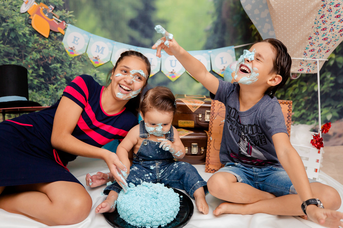 Pense no ensaio divertido!!!

Assim foi a sessão de Smash the Cake do Emanuel para comemorar o seu primeiro aninho!! O tema escolhido foi mundo bita, Emanuel é um fofo e tem um sorriso encantador....agora pense na hora de esmagar o bolo a bagunça que foi 