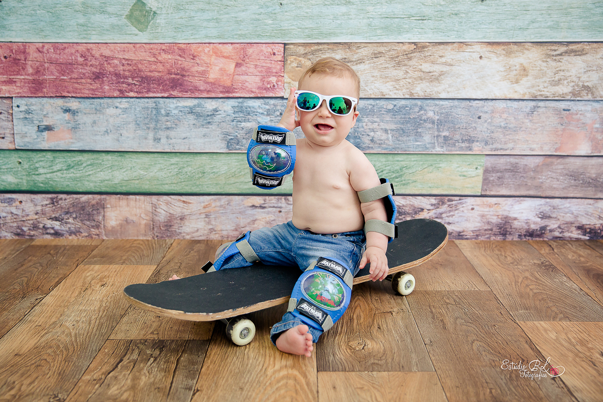 Skatista Miguel fazendo pose de óculos de sol