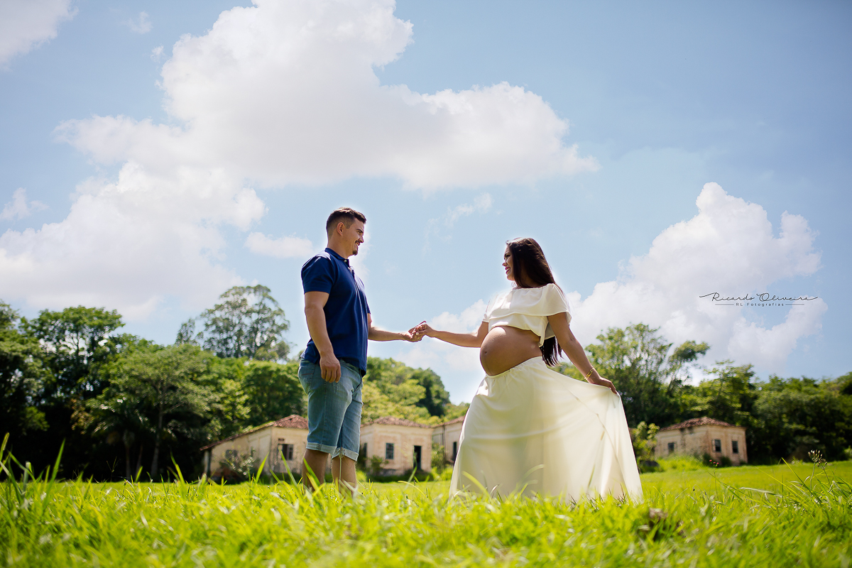Uma união perfeita papai e mamãe se olhando e posando para foto