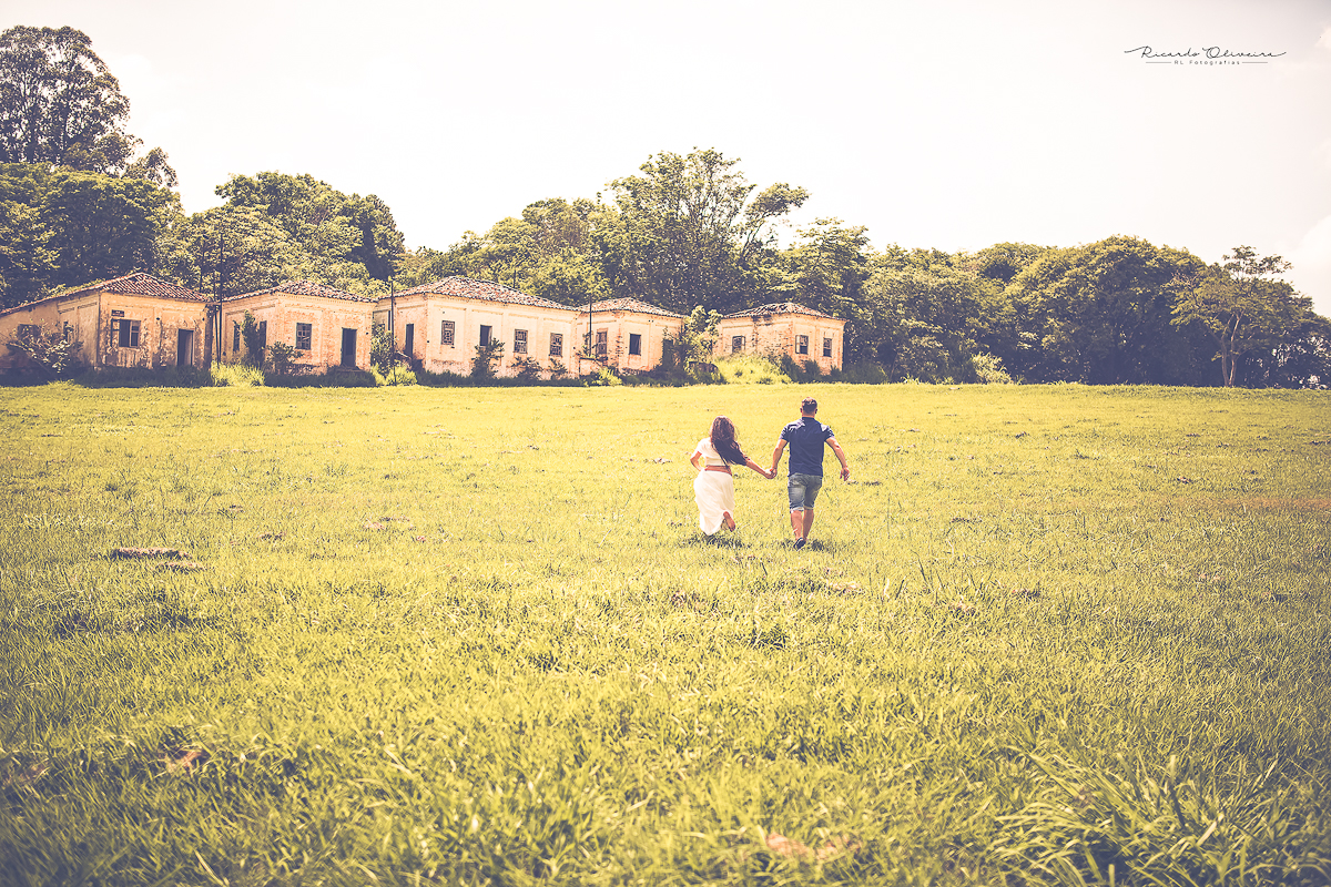 Papai e mamãe correndo de encontro a felicidade