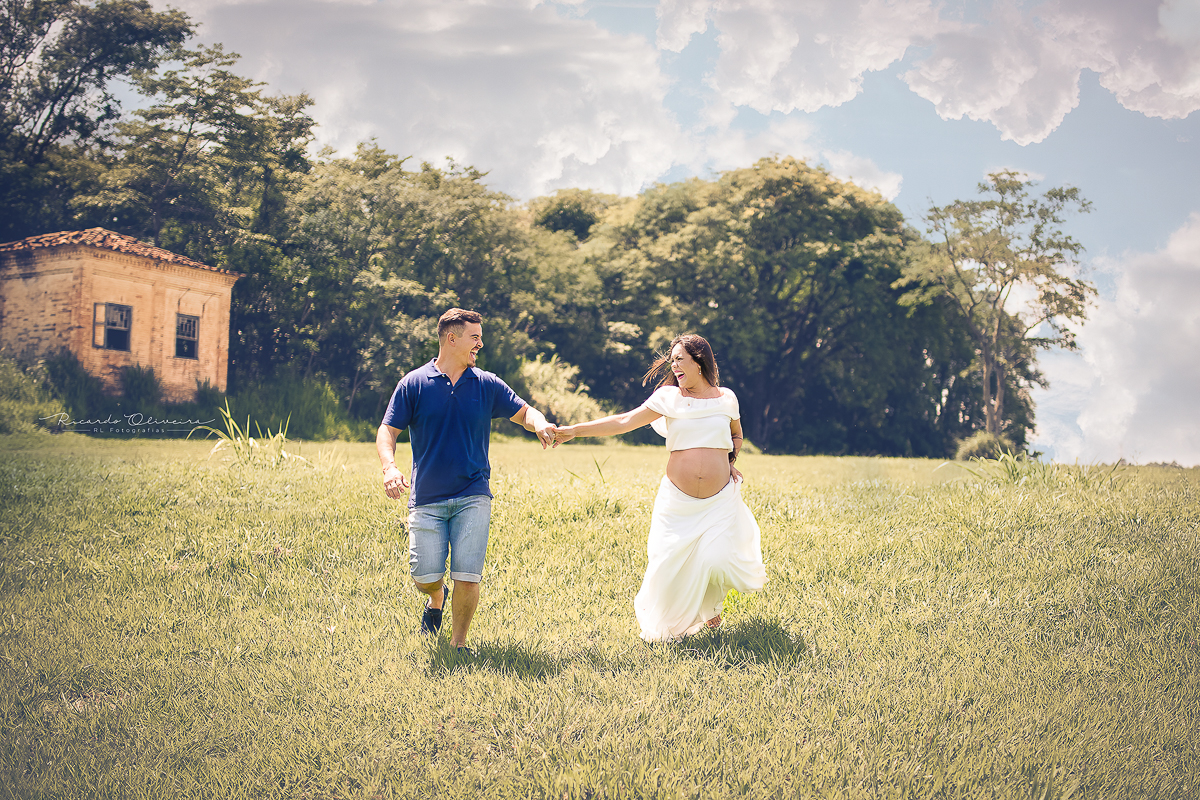 Papai e mamãe correndo de encontro a felicidade