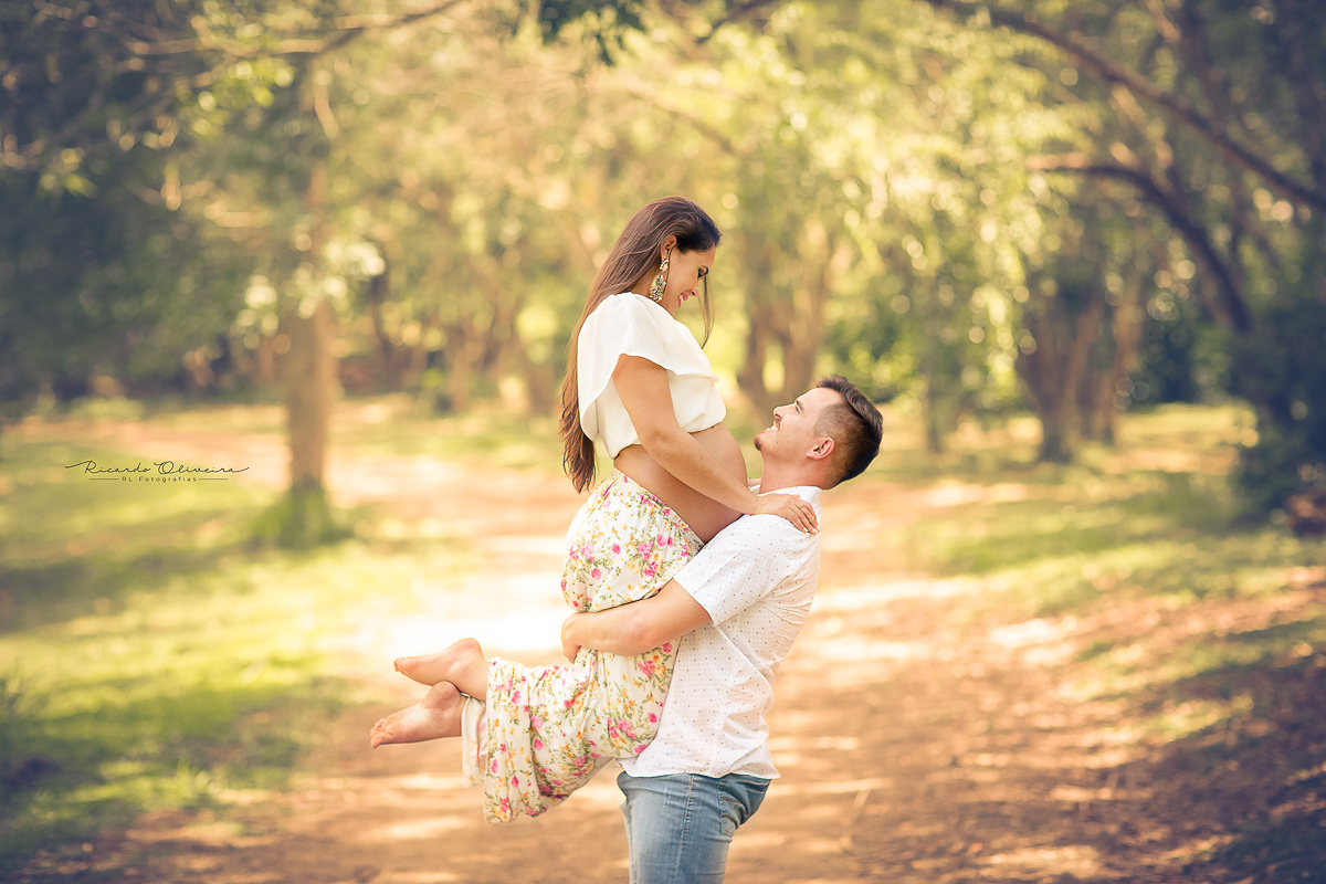 Papai carregando a mamãe nos braços