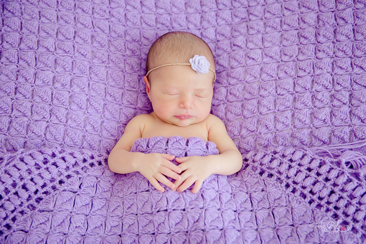 Maria Antonia usando a manta da bisavó