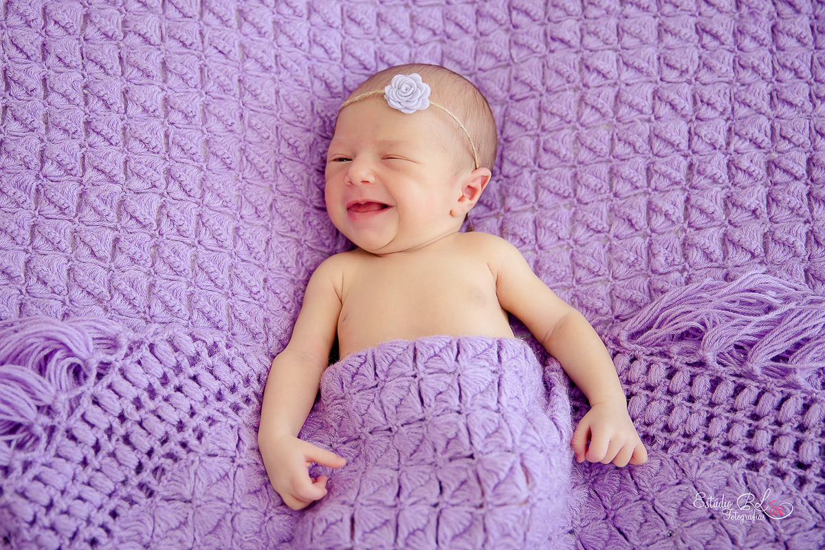 Maria Antonia usando a manta da bisavó