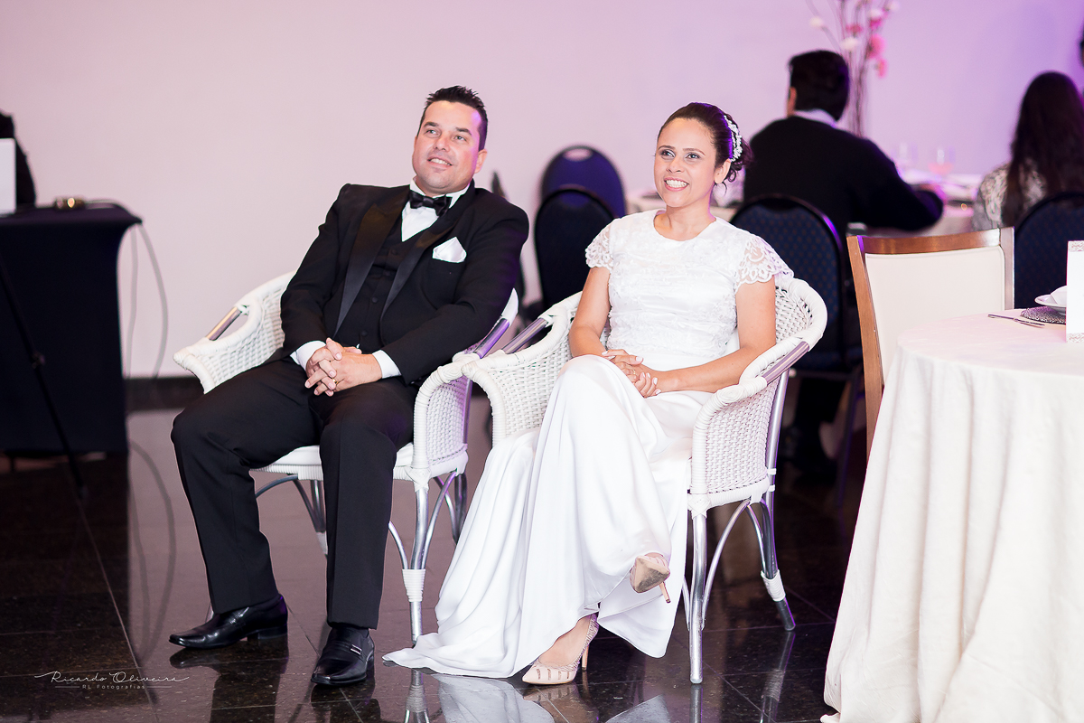 Noivos assistindo video vida