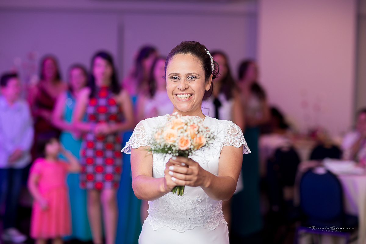 Noiva vai jogar o buque