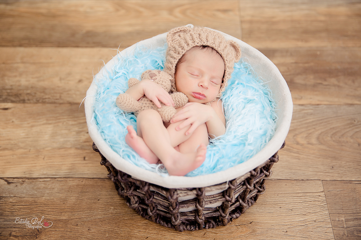 Miguel com ursinho no cesto