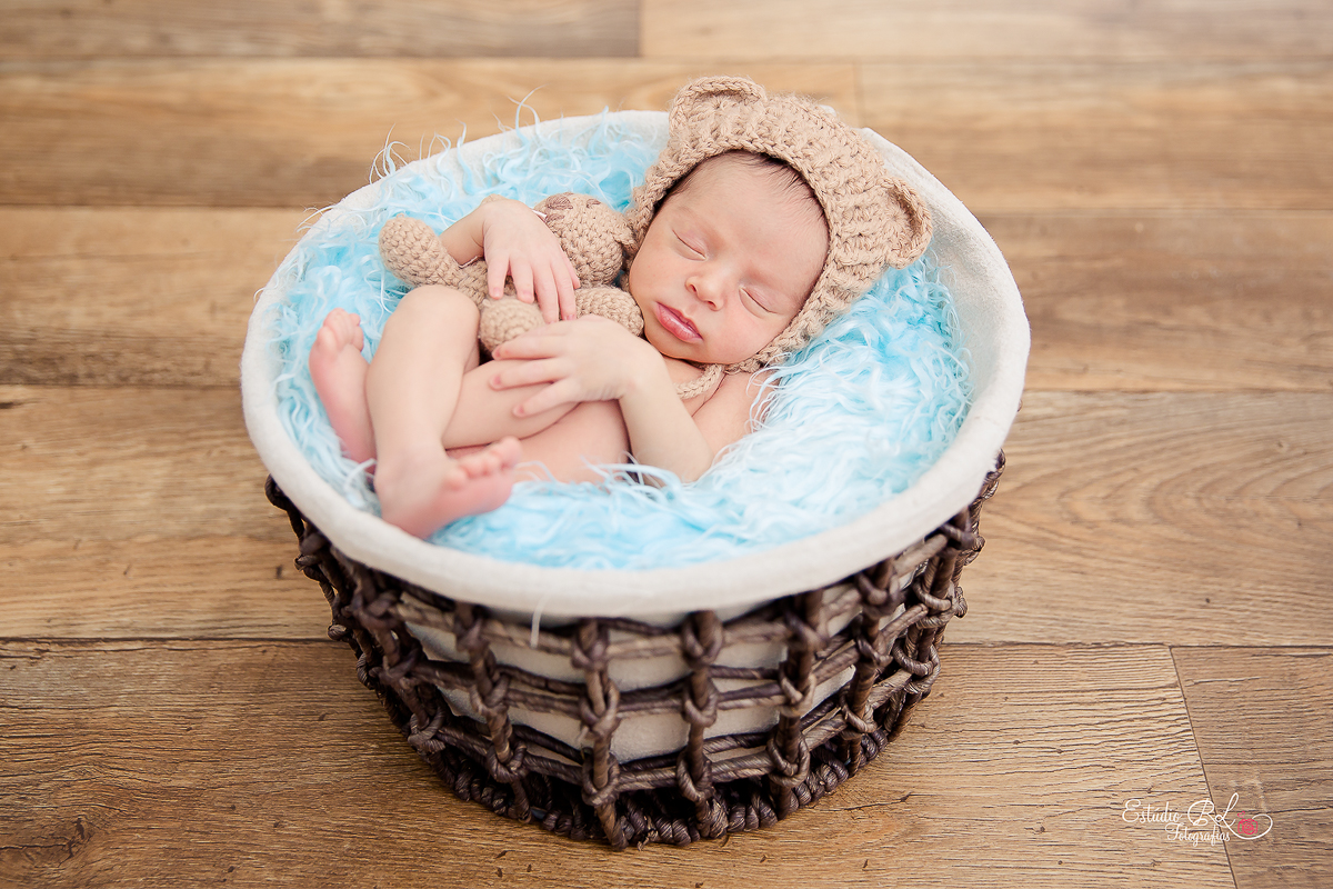 Miguel com ursinho no cesto