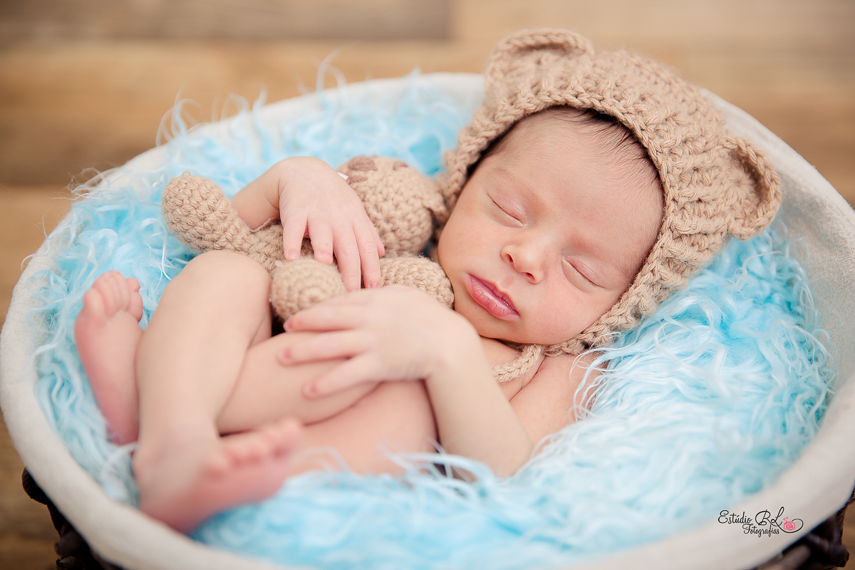 Miguel com ursinho no cesto