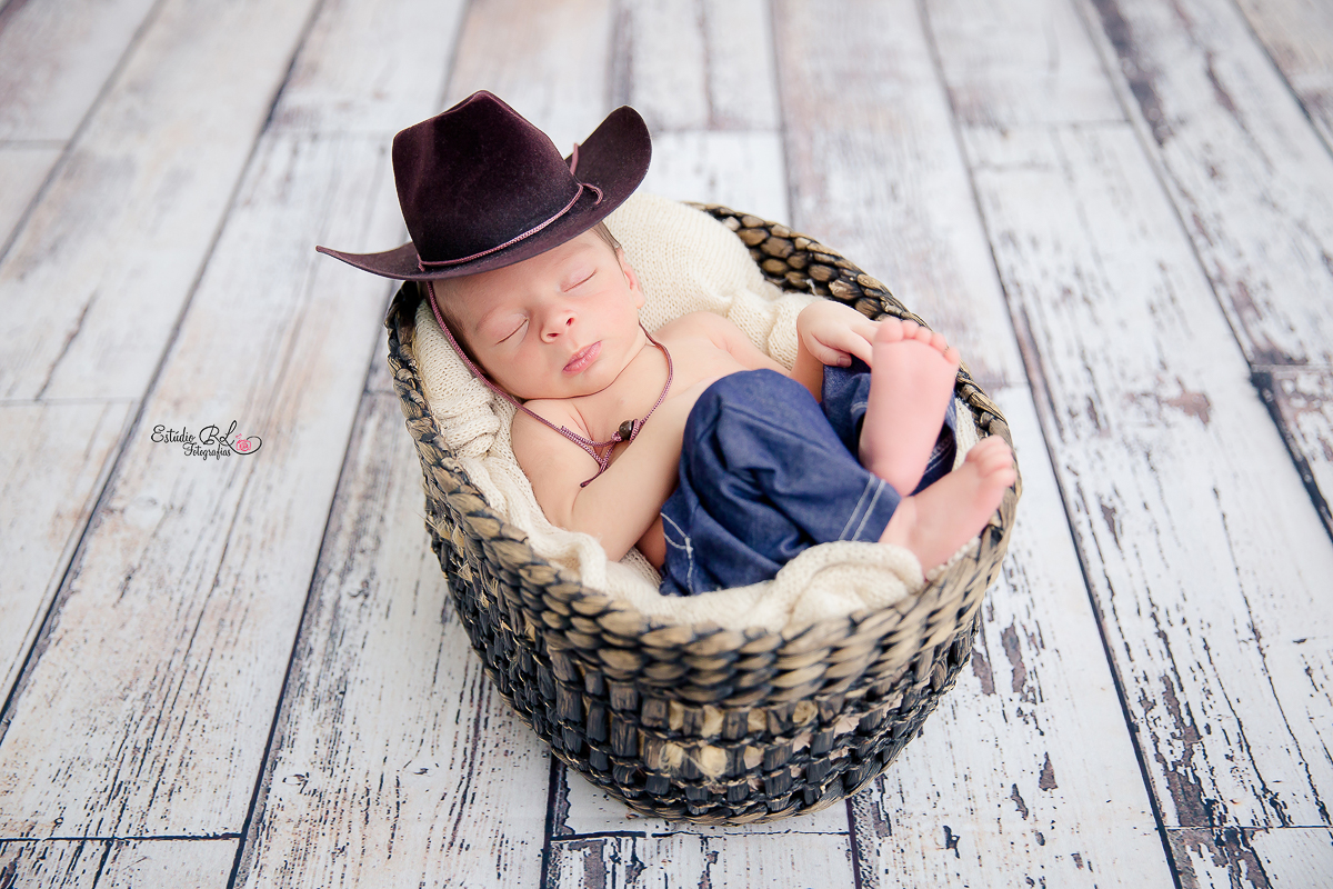 Miguel de cowboy no cestinho