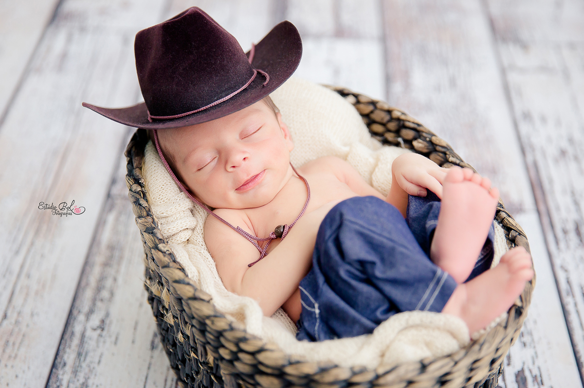 Miguel de cowboy no cestinho