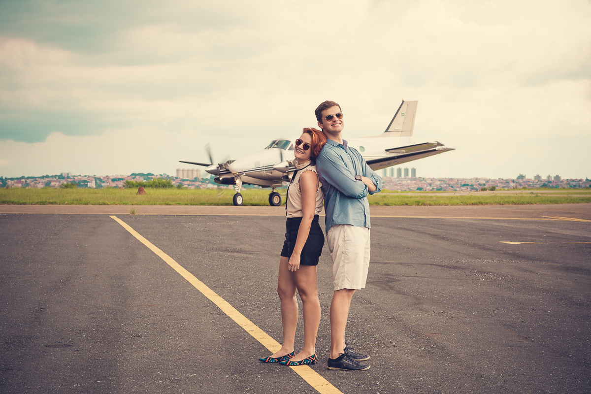 Aviões fazendo parte do cenário do ensaio