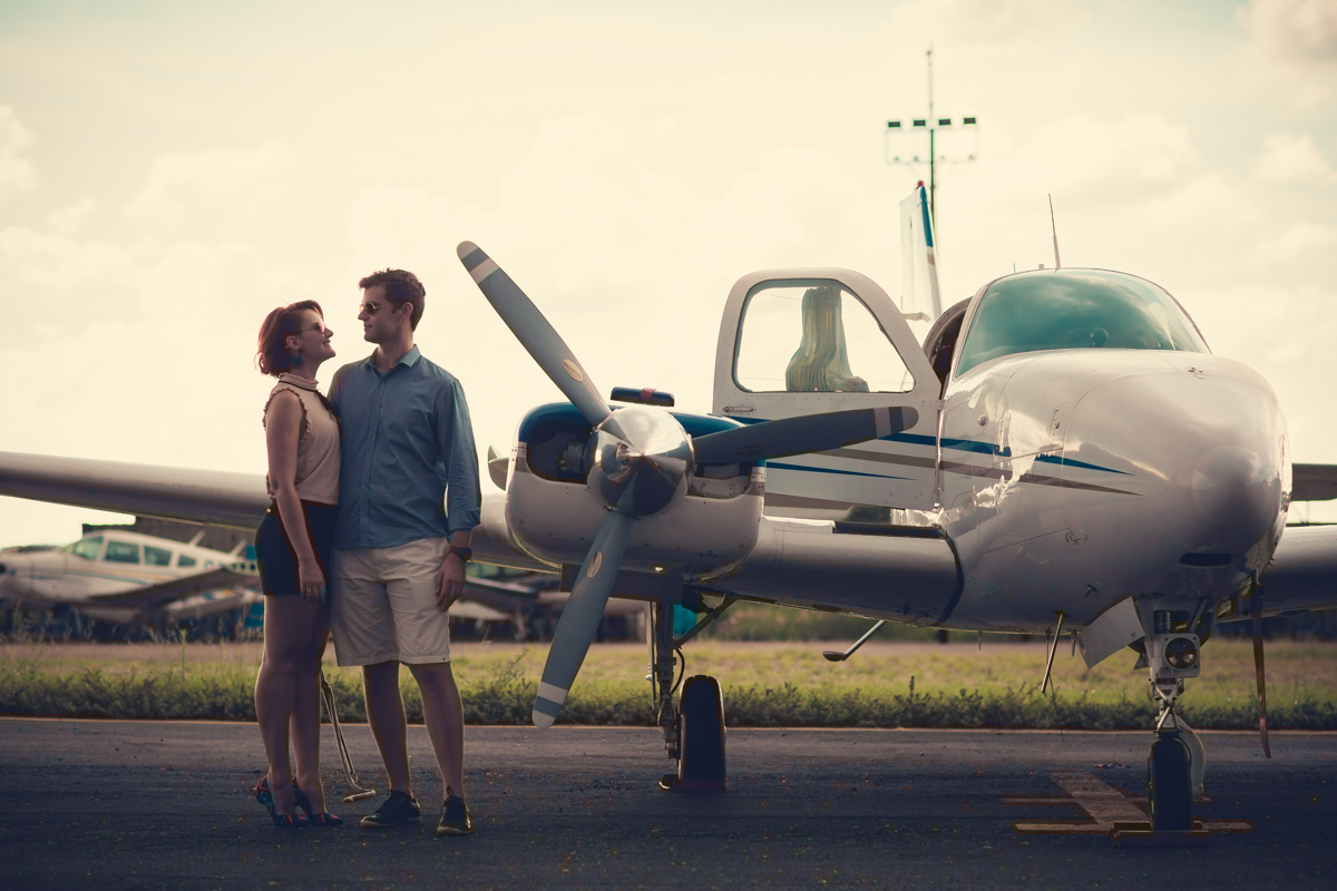 Aviões fazendo parte do cenário do ensaio