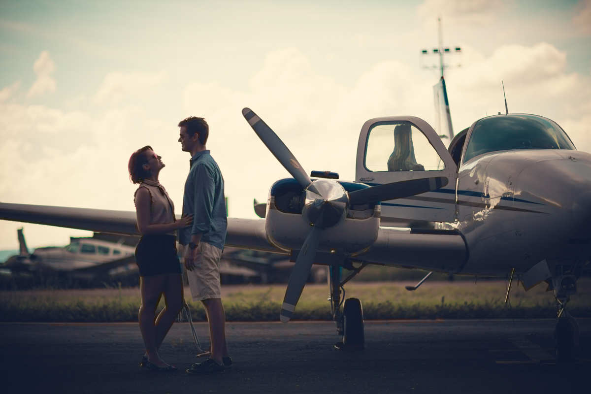 Aviões fazendo parte do cenário do ensaio